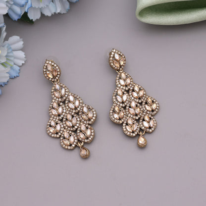 Goldfarbene mattgoldene Ohrringe mit antikem Finish für traditionelle ethnische Looks