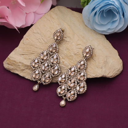 Goldfarbene mattgoldene Ohrringe mit antikem Finish für traditionelle ethnische Looks