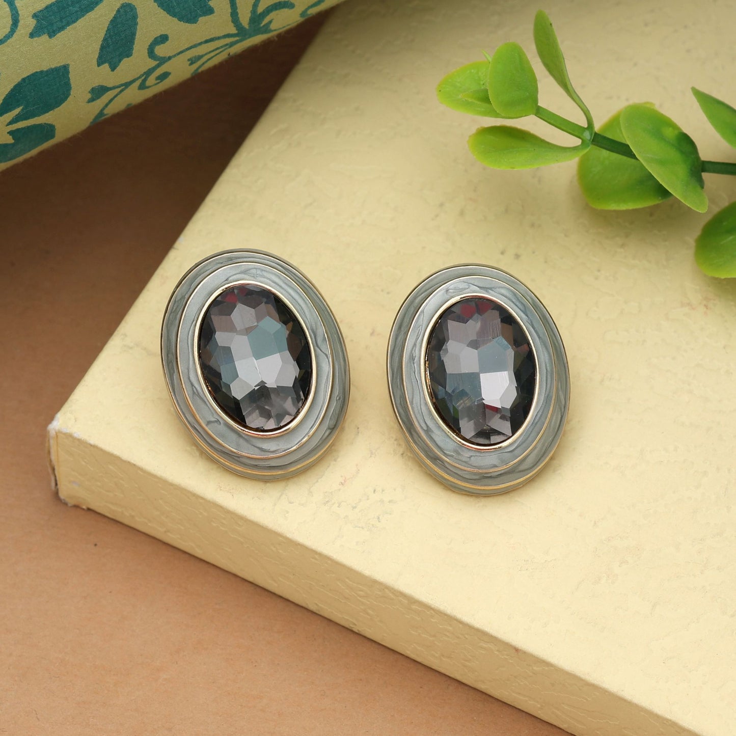 Graue Antik-Ohrringe, modernes Ethno-Design, Antik-Finish, stilvoller Schmuck