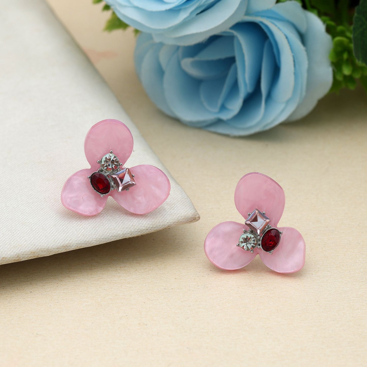 Antike Ohrringe in Rosa, charmantes, von Vintage inspiriertes, ethnisches Schmuckdesign