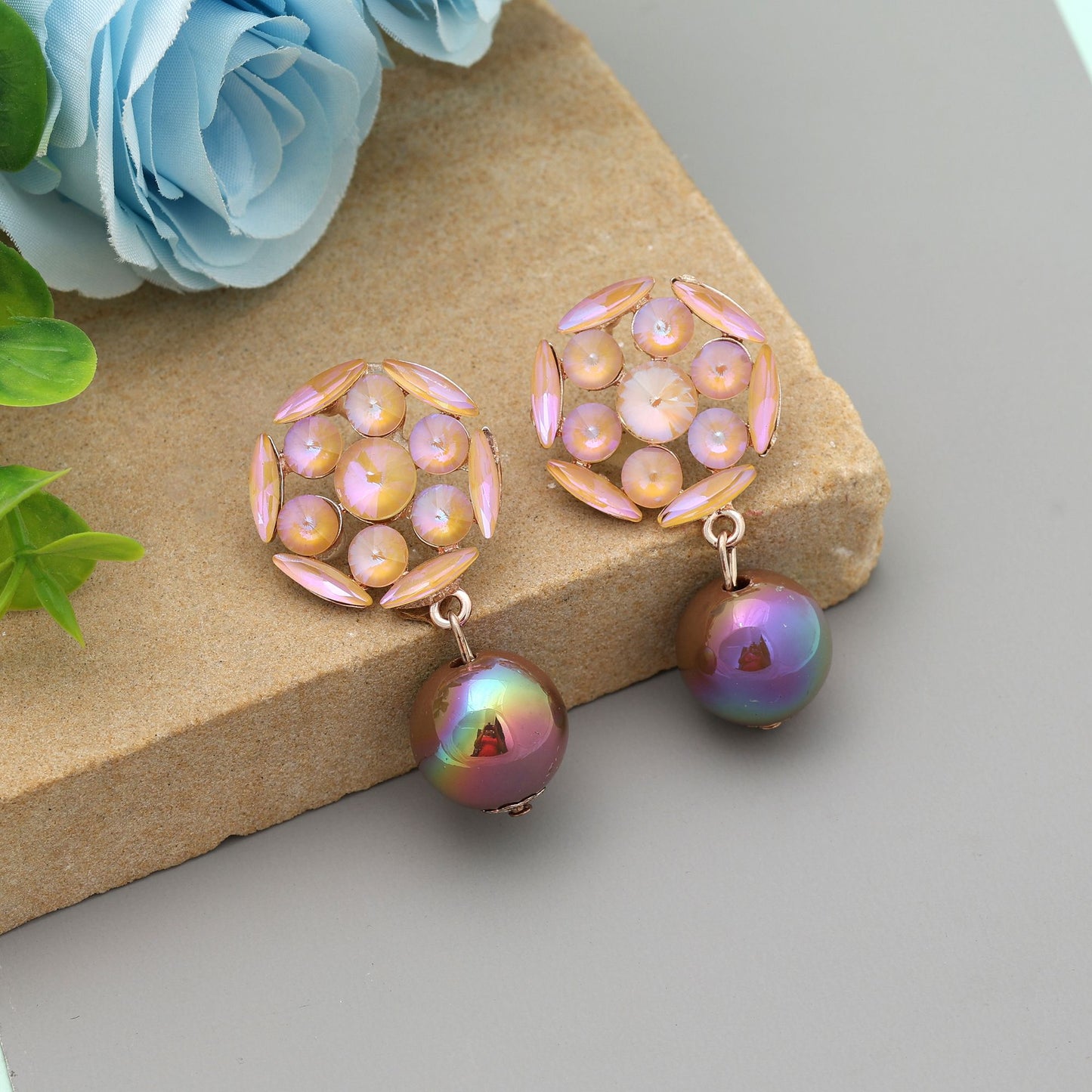 Goldfarbene antike Ohrringe, stilvoller Vintage-Ethno-Schmuck