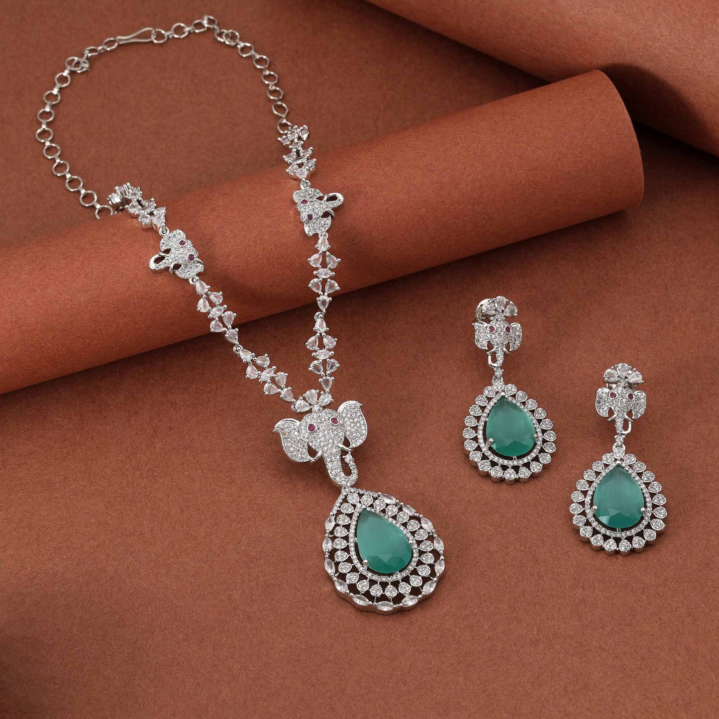 Atemberaubendes American Diamond Halsketten-Set in Pistaziengrün für festliche Anlässe und Hochzeiten
