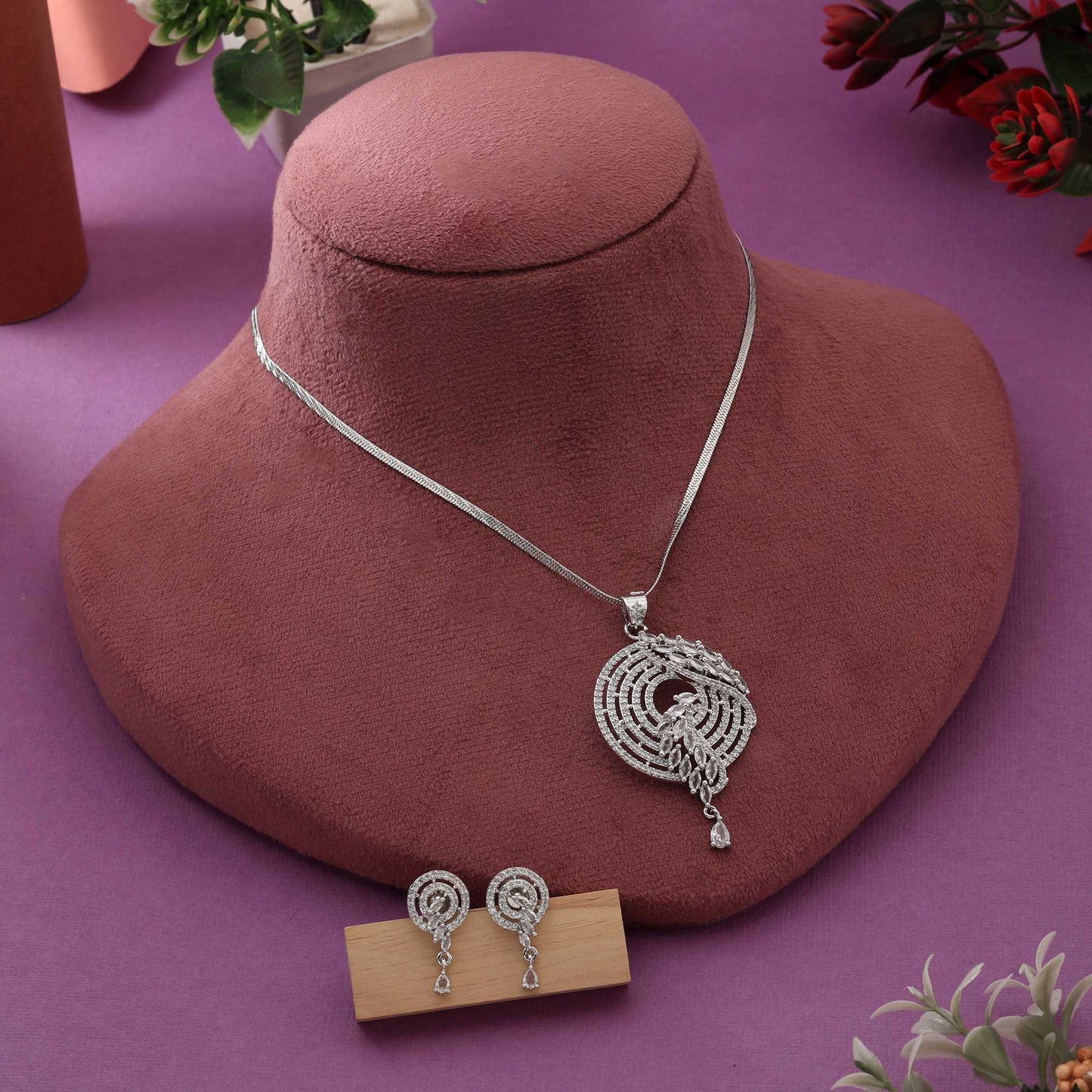Silberfarbenes, anmutig funkelndes American Diamond Halsketten-Set für Bräute und Anlässe