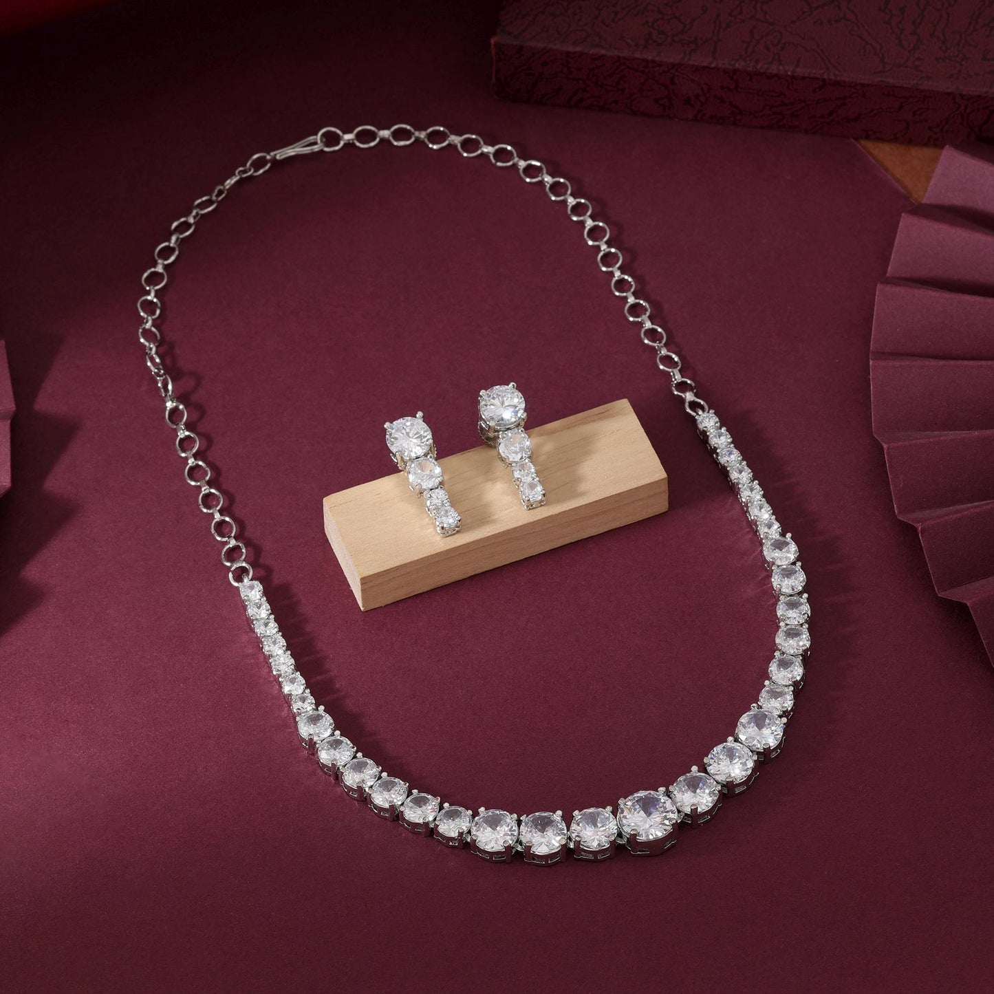 Silberfarbenes glamouröses Collier-Set mit amerikanischen Diamanten für festliche Anlässe