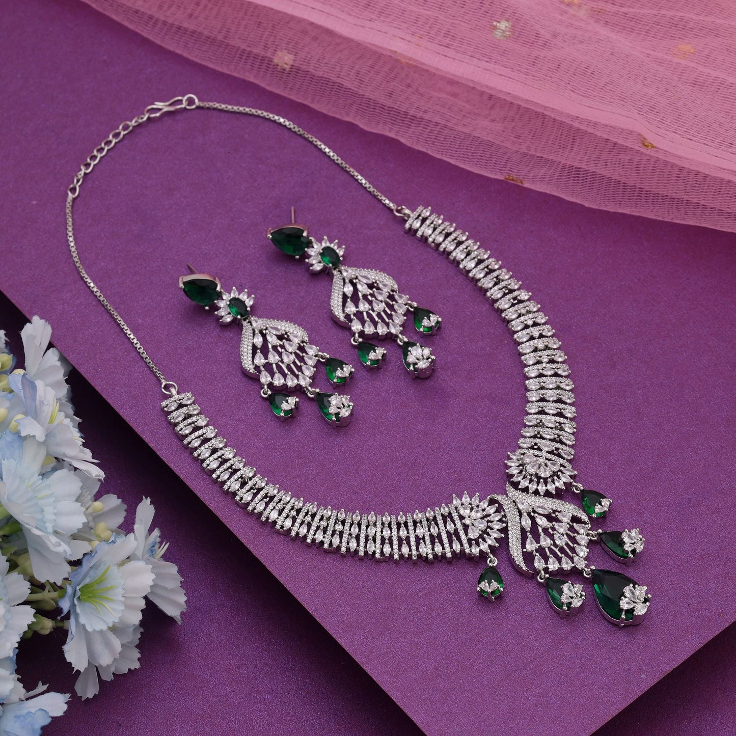 Grünfarbenes American Diamond Halsketten-Set, entworfen für elegante, traditionelle festliche Anlässe