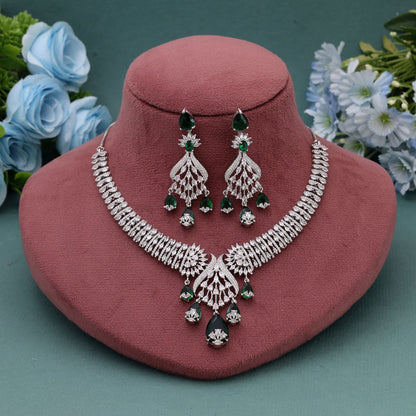Grünfarbenes American Diamond Halsketten-Set, entworfen für elegante, traditionelle festliche Anlässe