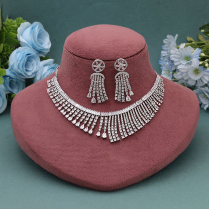 Silberfarbene American Diamond Halskette Inspiriert von klassischem Luxusschmuckdesign
