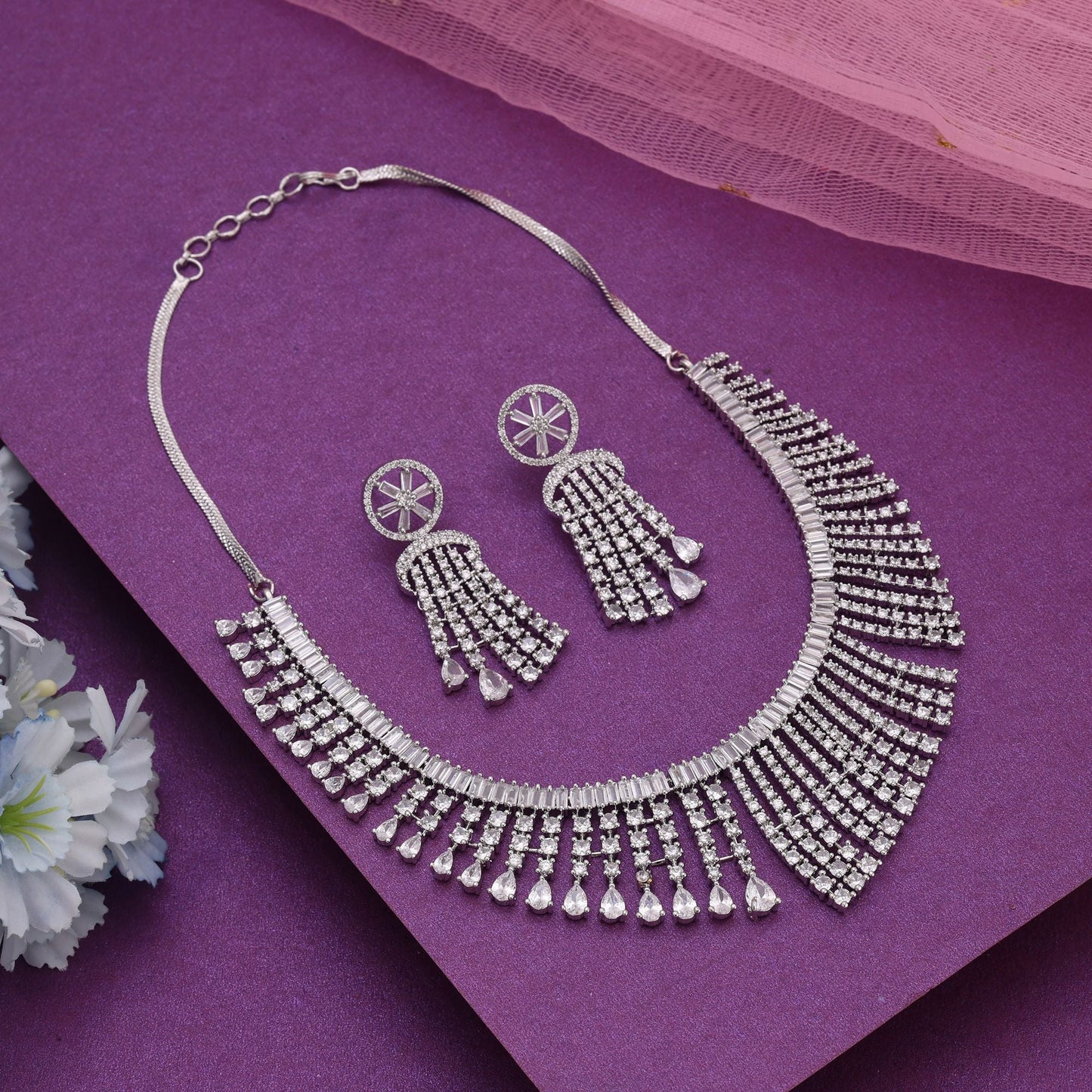 Silberfarbene American Diamond Halskette Inspiriert von klassischem Luxusschmuckdesign