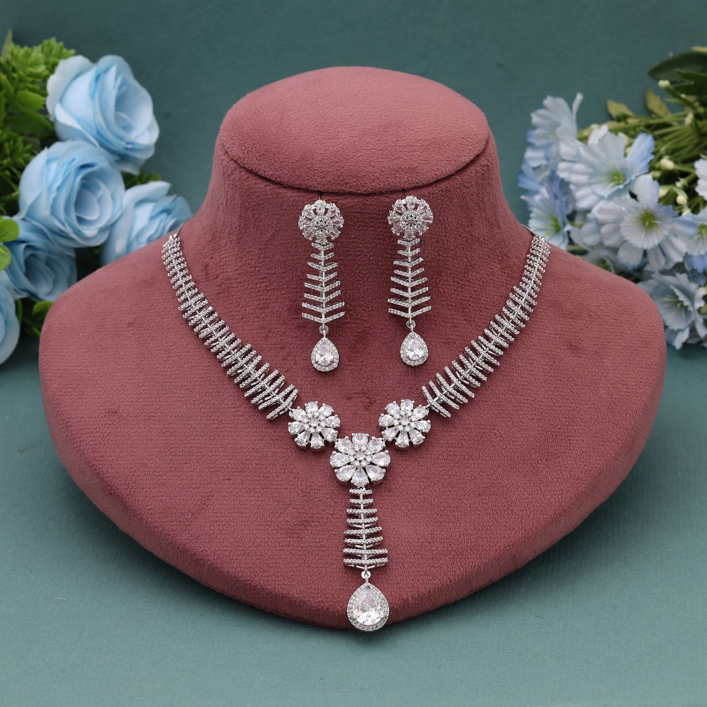 Amerikanisches Diamant-Halsketten-Set in Silberfarbe, das zeitlosen Glanz und elegante Ausstrahlung bietet