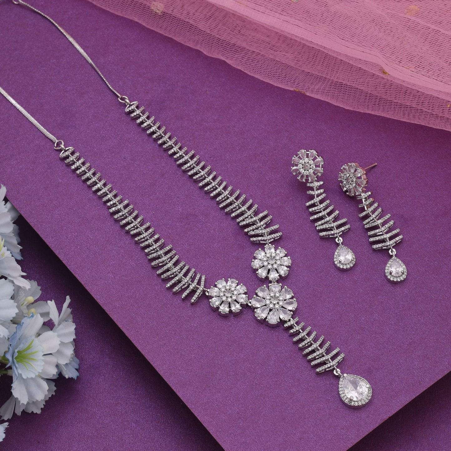 Amerikanisches Diamant-Halsketten-Set in Silberfarbe, das zeitlosen Glanz und elegante Ausstrahlung bietet