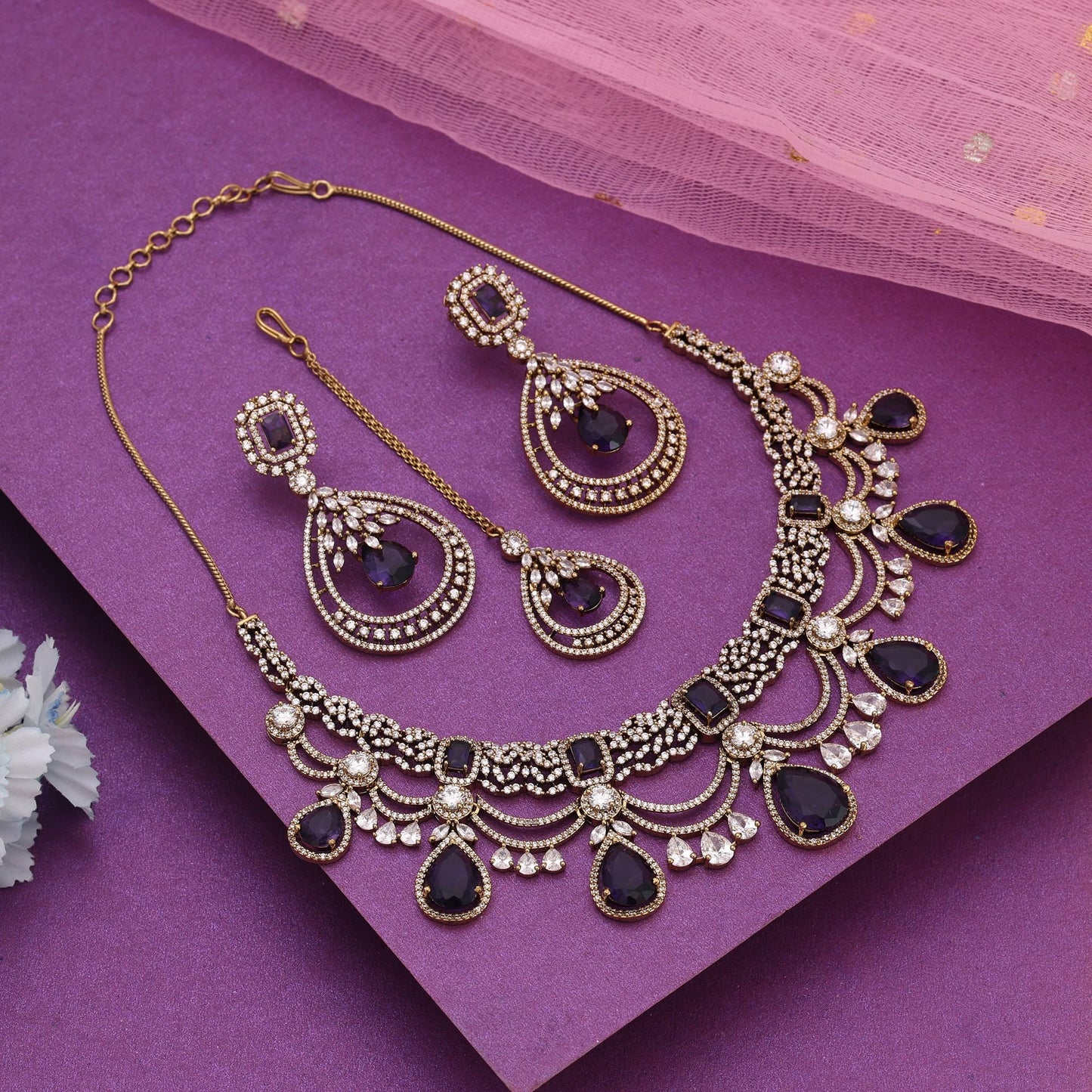 Violettfarbenes American-Diamond-Halsketten-Set, entworfen für eleganten Fest- und Party-Schmuck