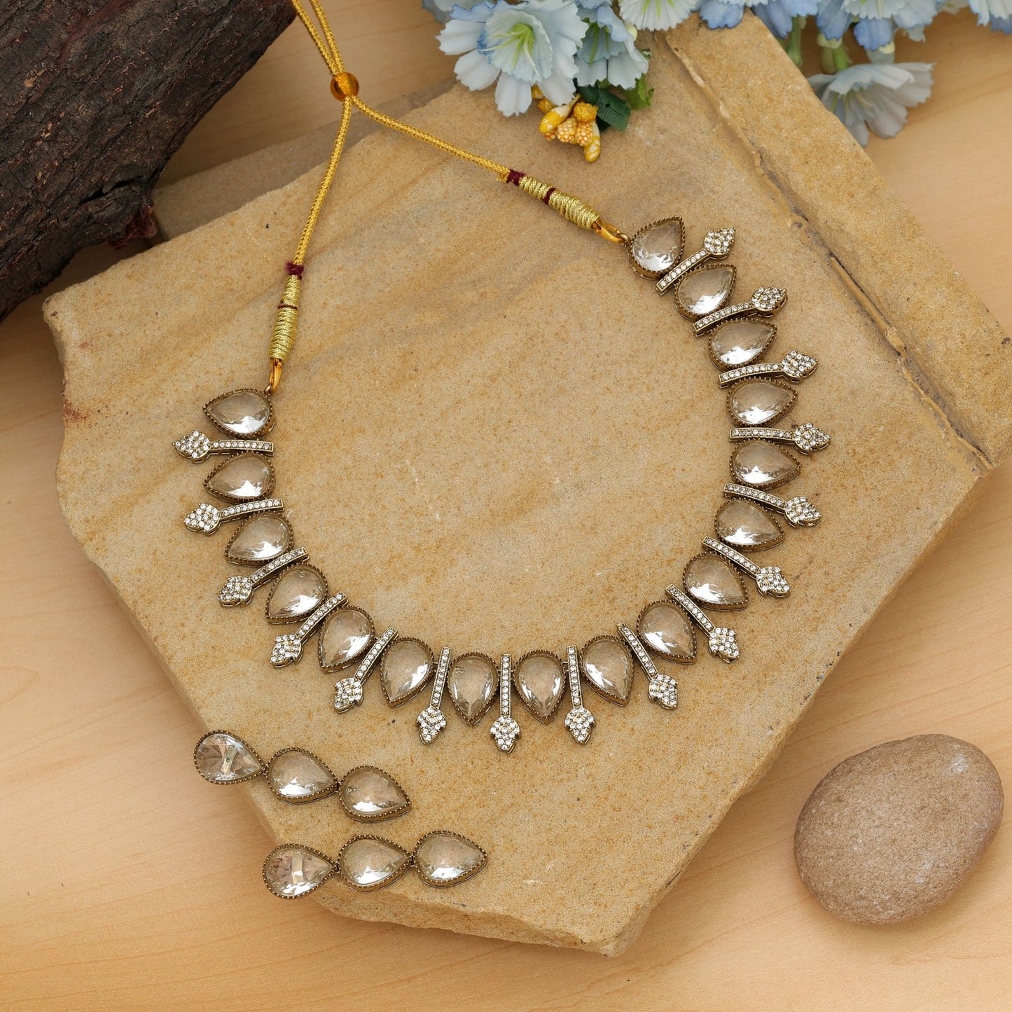 Goldfarbene American Diamond Halskette Set Klassische Hochzeit Traditioneller Statement Schmuck