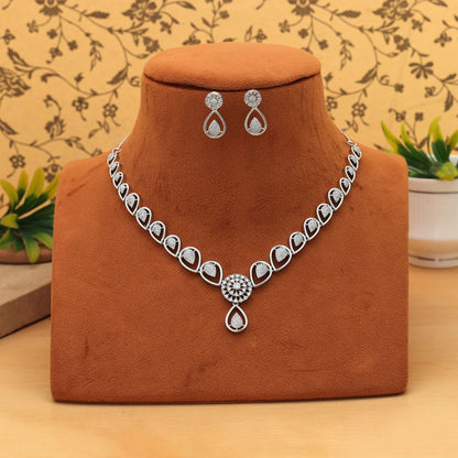 Silberfarbenes American Diamond Halsketten-Set Klassisches festliches traditionelles Statement-Schmuckdesign