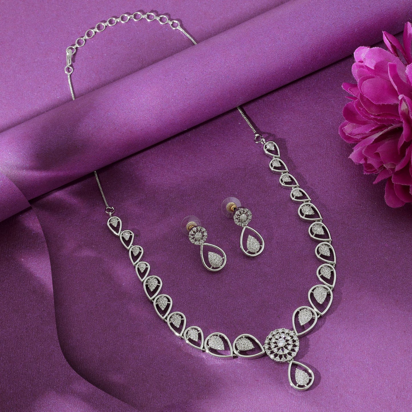 Silberfarbenes American Diamond Halsketten-Set Klassisches festliches traditionelles Statement-Schmuckdesign