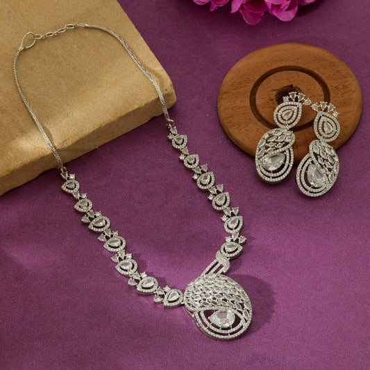 Silberfarbenes American Diamond Halsketten-Set, trendiger ethnischer leichter Alltagsschmuck