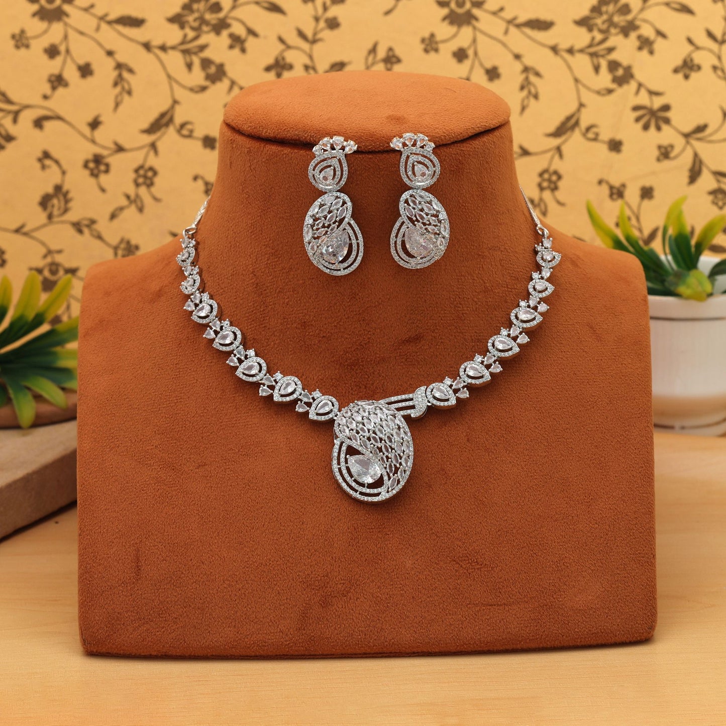 Silberfarbenes American Diamond Halsketten-Set, trendiger ethnischer leichter Alltagsschmuck