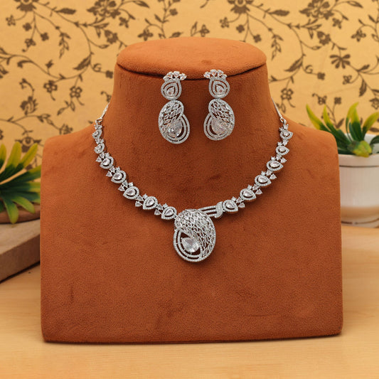 Silberfarbenes American Diamond Halsketten-Set, trendiger ethnischer leichter Alltagsschmuck