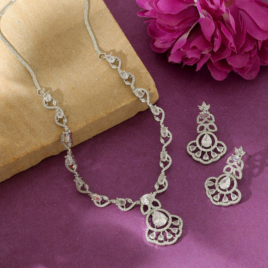 Silberfarbenes American Diamond Halsketten-Set Elegante Minimale Moderne Schmuckkollektion Design