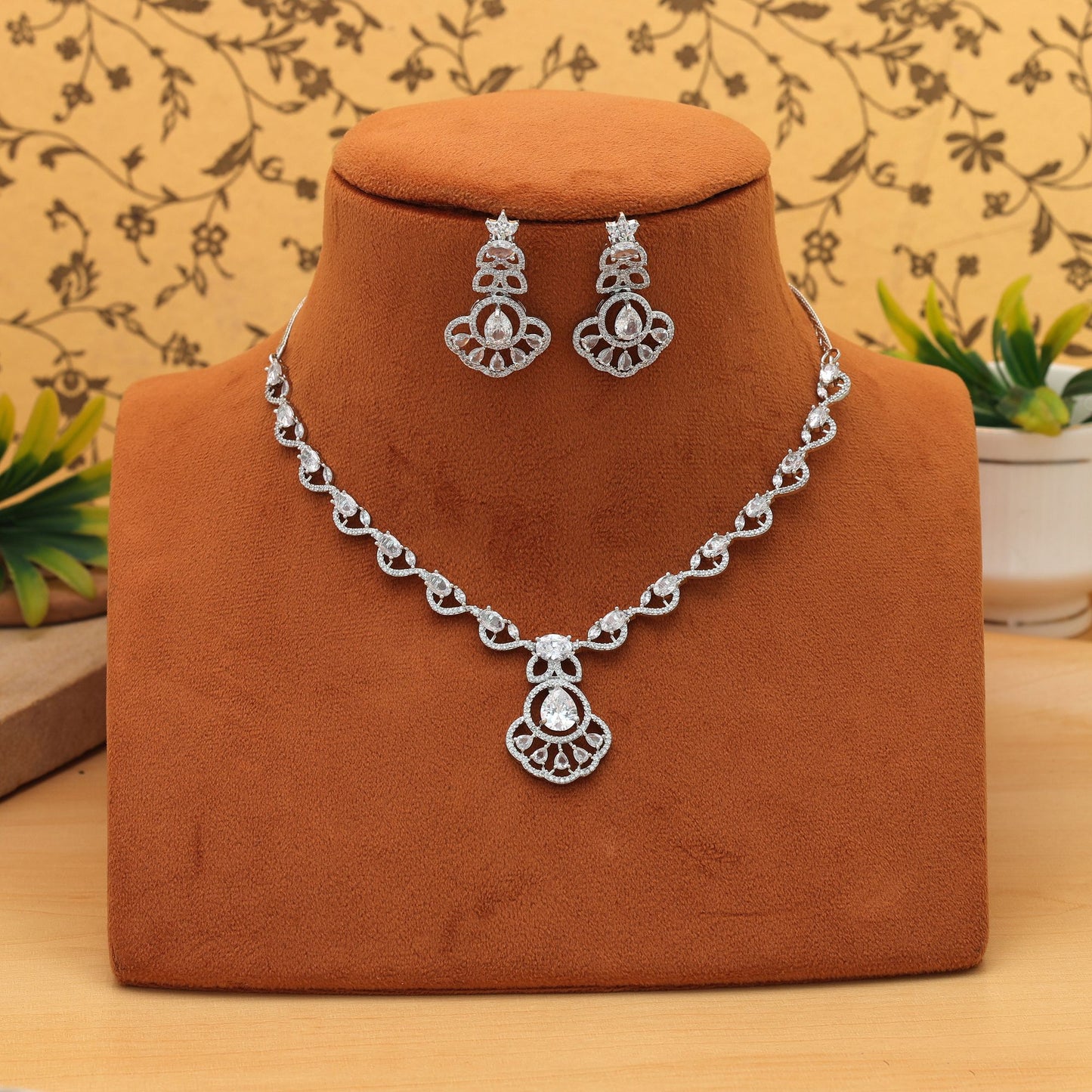 Silberfarbenes American Diamond Halsketten-Set Elegante Minimale Moderne Schmuckkollektion Design