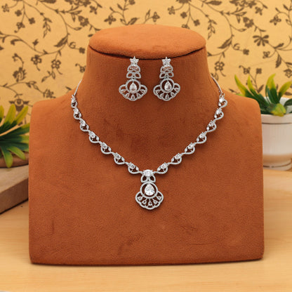 Silberfarbenes American Diamond Halsketten-Set Elegante Minimale Moderne Schmuckkollektion Design