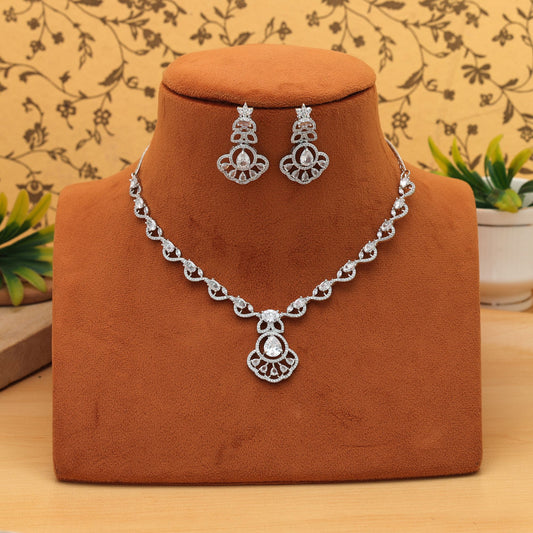 Silberfarbenes American Diamond Halsketten-Set Elegante Minimale Moderne Schmuckkollektion Design