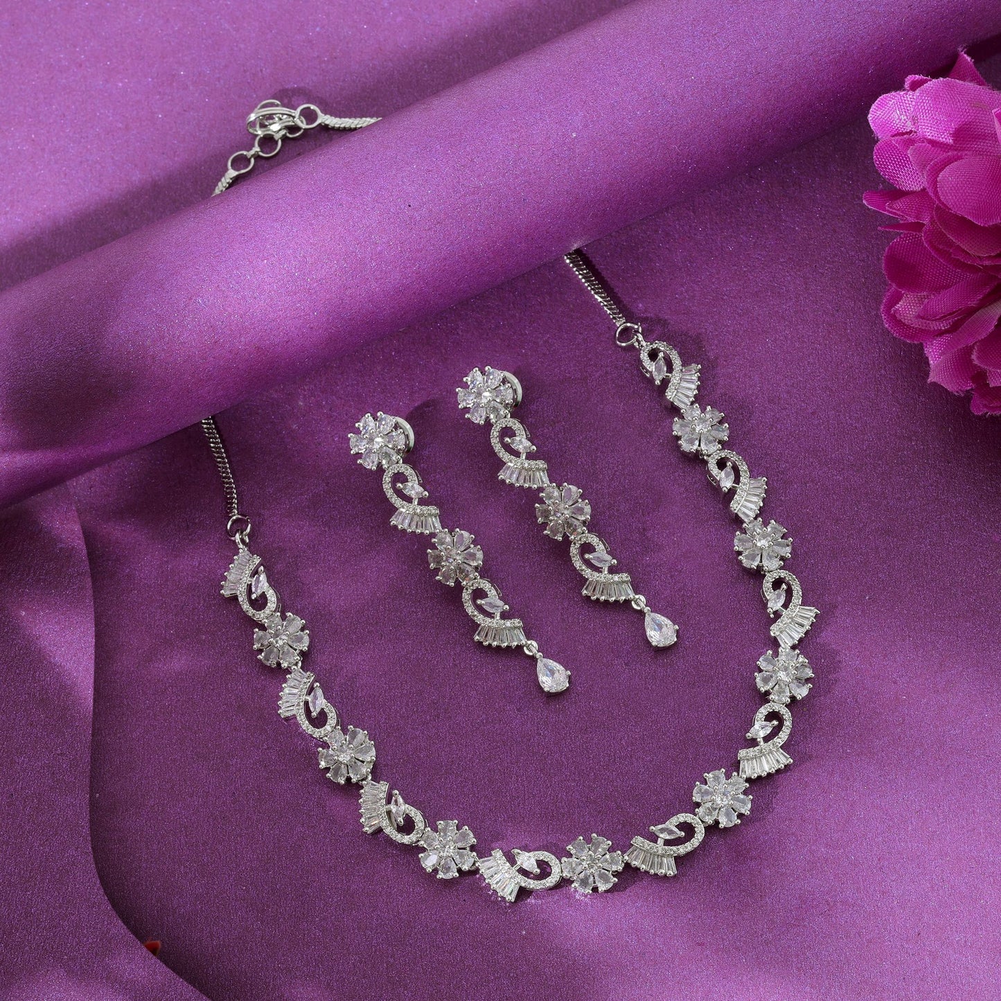 Silberfarbenes American Diamond Halsketten-Set, trendige Designer-Schmuckkollektion Ethno-Design