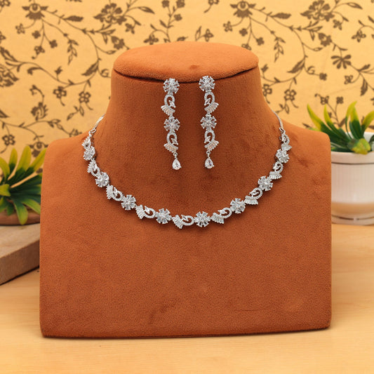 Silberfarbenes American Diamond Halsketten-Set, trendige Designer-Schmuckkollektion Ethno-Design