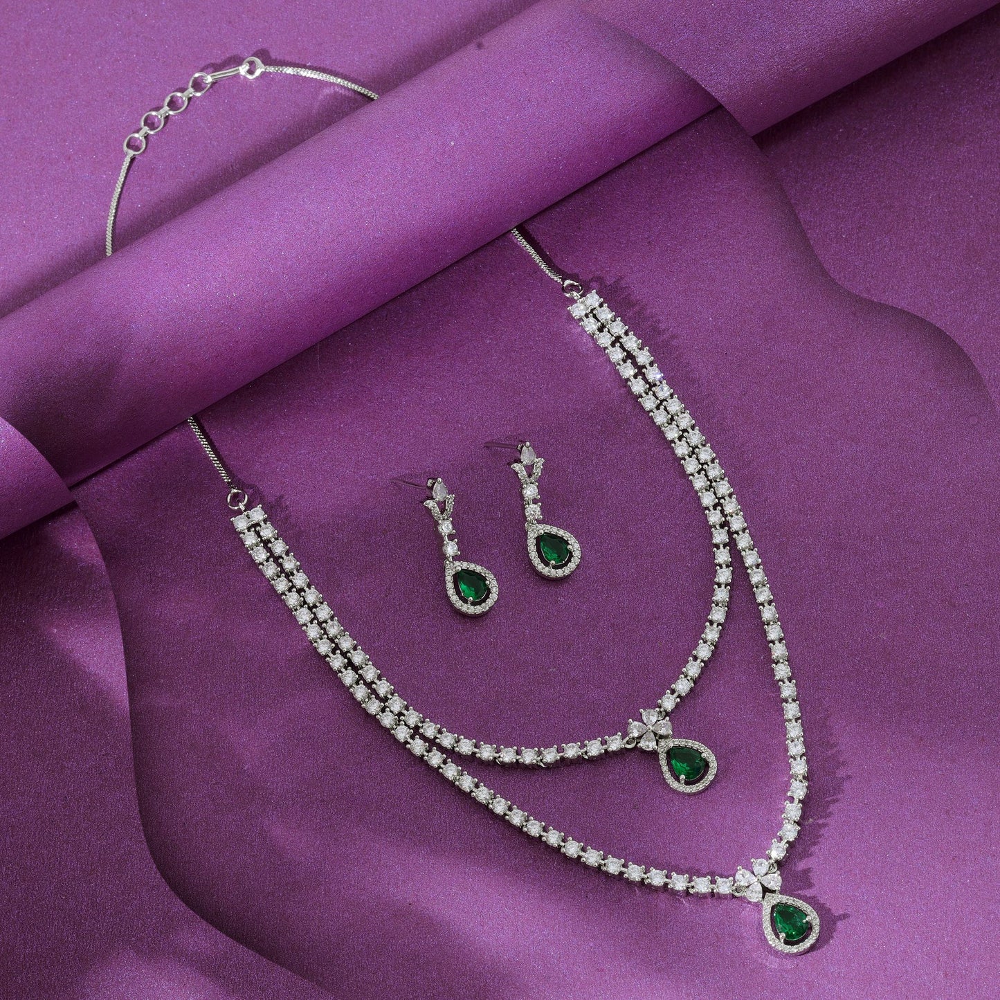 Grüne Farbe American Diamond Halskette Set Trendige festliche Designer-Schmuckkollektion