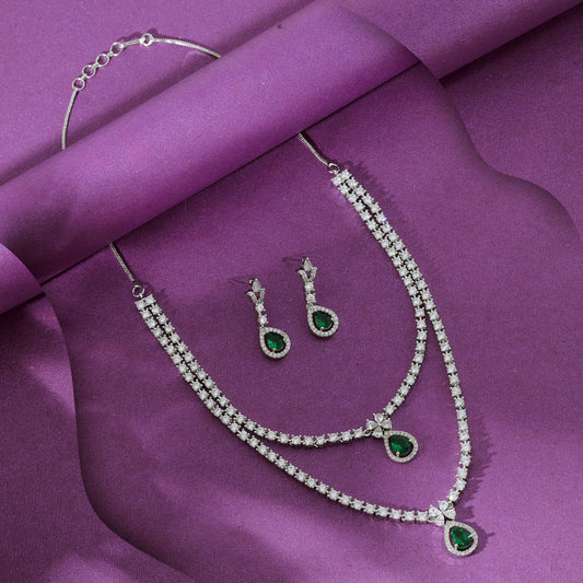 Grüne Farbe American Diamond Halskette Set Trendige festliche Designer-Schmuckkollektion