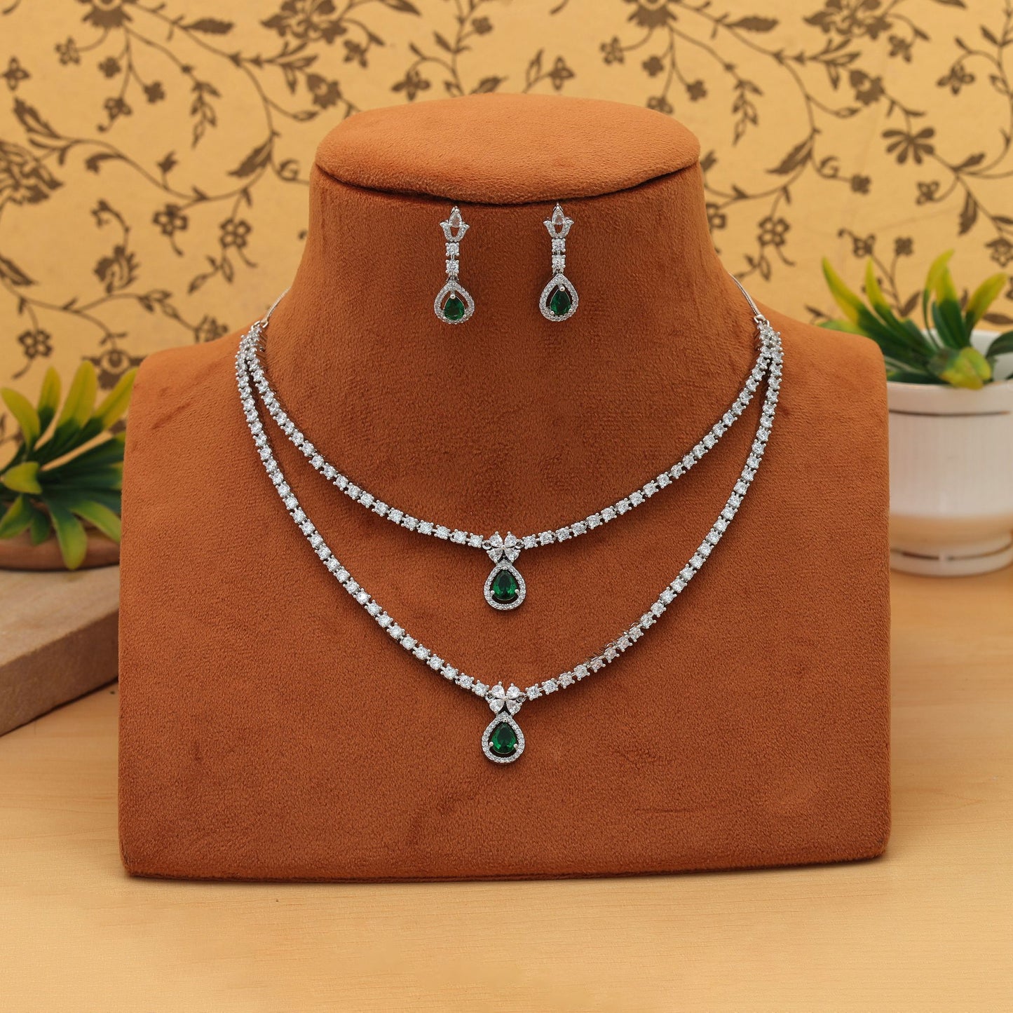 Grüne Farbe American Diamond Halskette Set Trendige festliche Designer-Schmuckkollektion