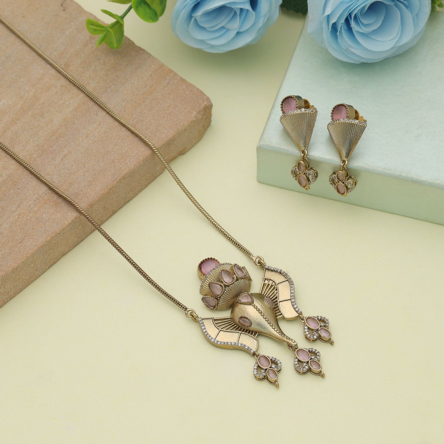 Stilvolles hellrosa farbenes Lord Ganesha American Diamond Halskettenset für Damen