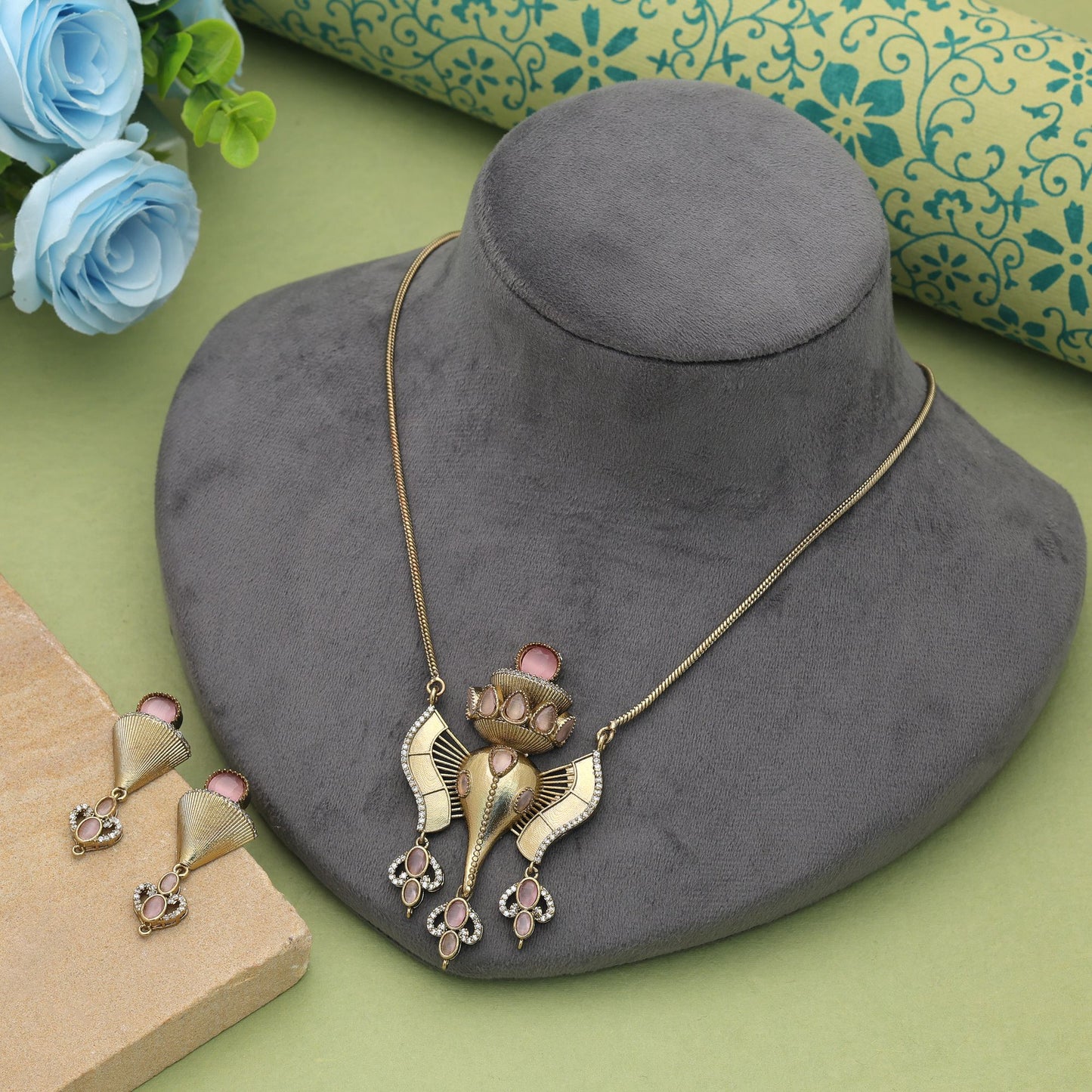 Stilvolles hellrosa farbenes Lord Ganesha American Diamond Halskettenset für Damen