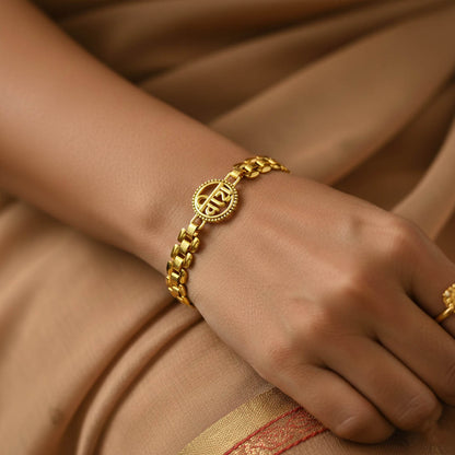 Goldfarbenes Kinderarmband mit niedlichem, festlichem, traditionellem Anhängerdesign