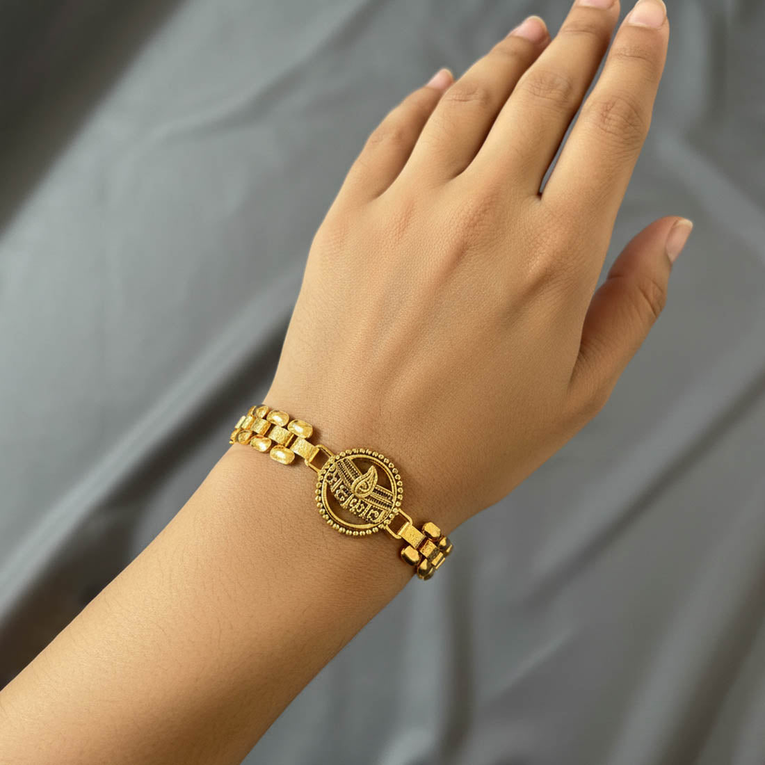 Goldfarbenes Kinderarmband mit verstellbarem, bequemem Finish für den täglichen Gebrauch