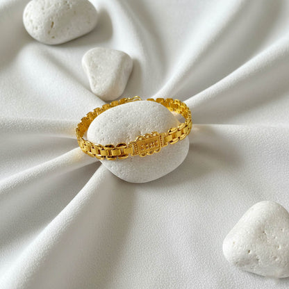 Goldfarbenes Kinderarmband mit eleganten Mini-Ethno-Details