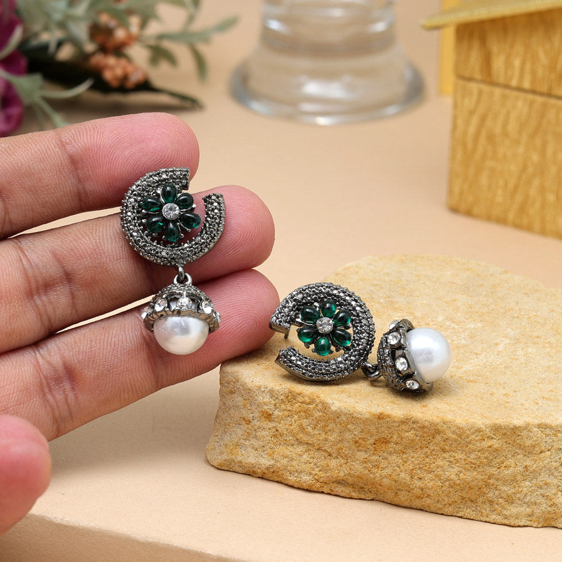 Grüne modische Ohrringe mit traditionellem Touch für die Festtage