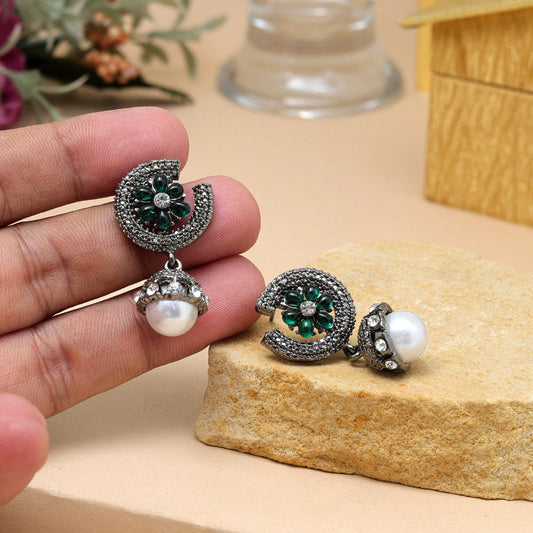 Grüne modische Ohrringe mit traditionellem Touch für die Festtage