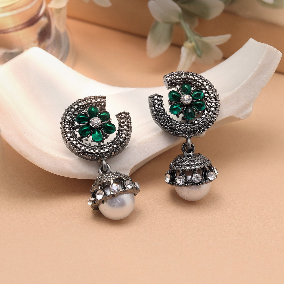 Grüne modische Ohrringe mit traditionellem Touch für die Festtage