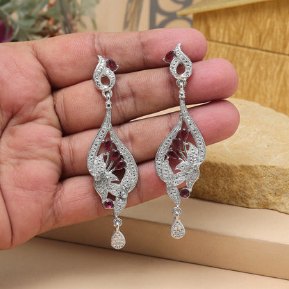 Magentafarbene Modeohrringe im zeitgenössischen Design für Party-Styling