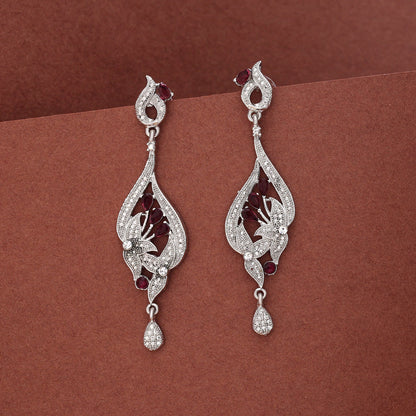 Magentafarbene Modeohrringe im zeitgenössischen Design für Party-Styling