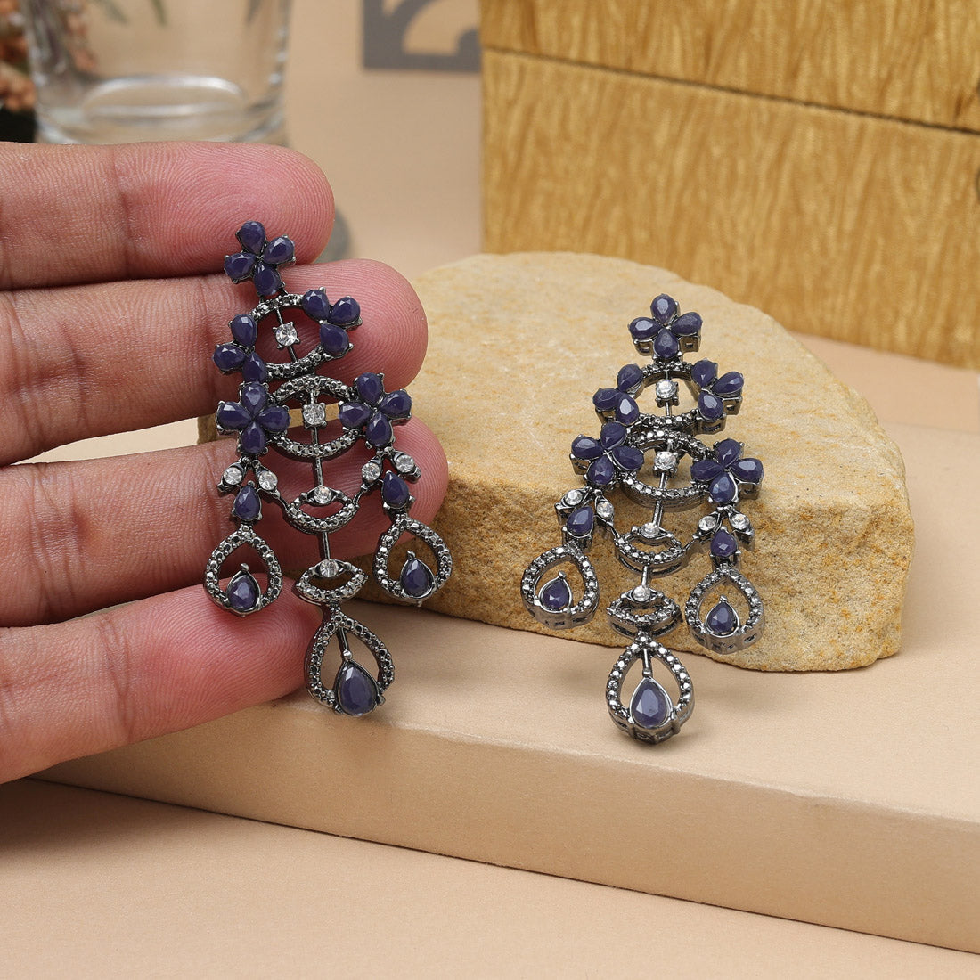 Blaue Modeohrringe für ethnische Anzüge und Designer-Saris
