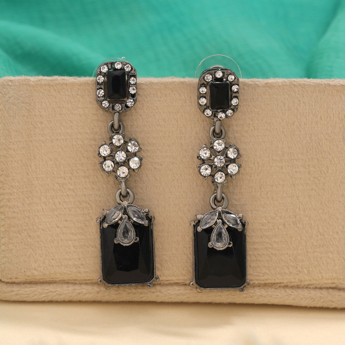 Black Color Fashion Earrings In Minimalist Style For Everyday Wear