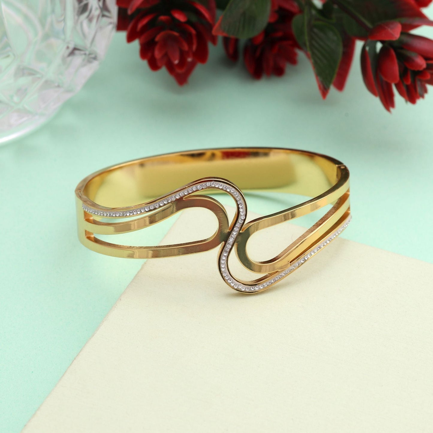 Atemberaubendes, goldfarbenes, zu öffnendes amerikanisches Diamantarmband mit Steindetails für festliche Anlässe