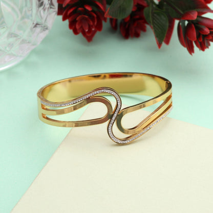 Atemberaubendes, goldfarbenes, zu öffnendes amerikanisches Diamantarmband mit Steindetails für festliche Anlässe