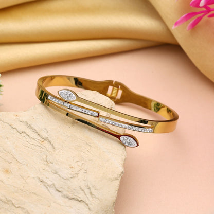 Wunderschönes, goldfarbenes, zu öffnendes amerikanisches Diamantarmband mit modernem Design für besondere Anlässe