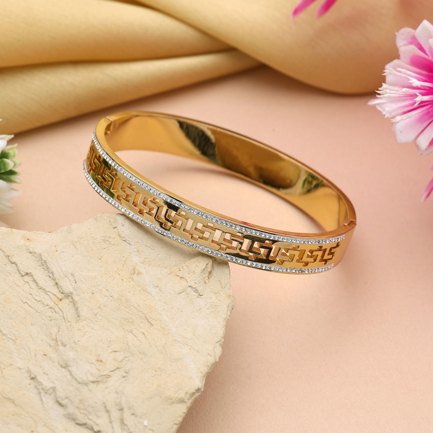 Wunderschönes, goldfarbenes, zu öffnendes amerikanisches Diamantarmband mit elegantem Look für formelle Anlässe