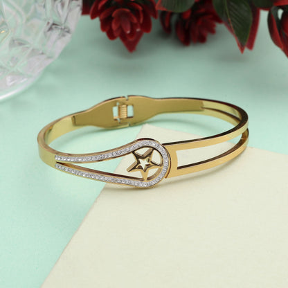 Hochwertiges, goldfarbenes, zu öffnendes amerikanisches Diamantarmband mit stilvollem Touch für Partymode