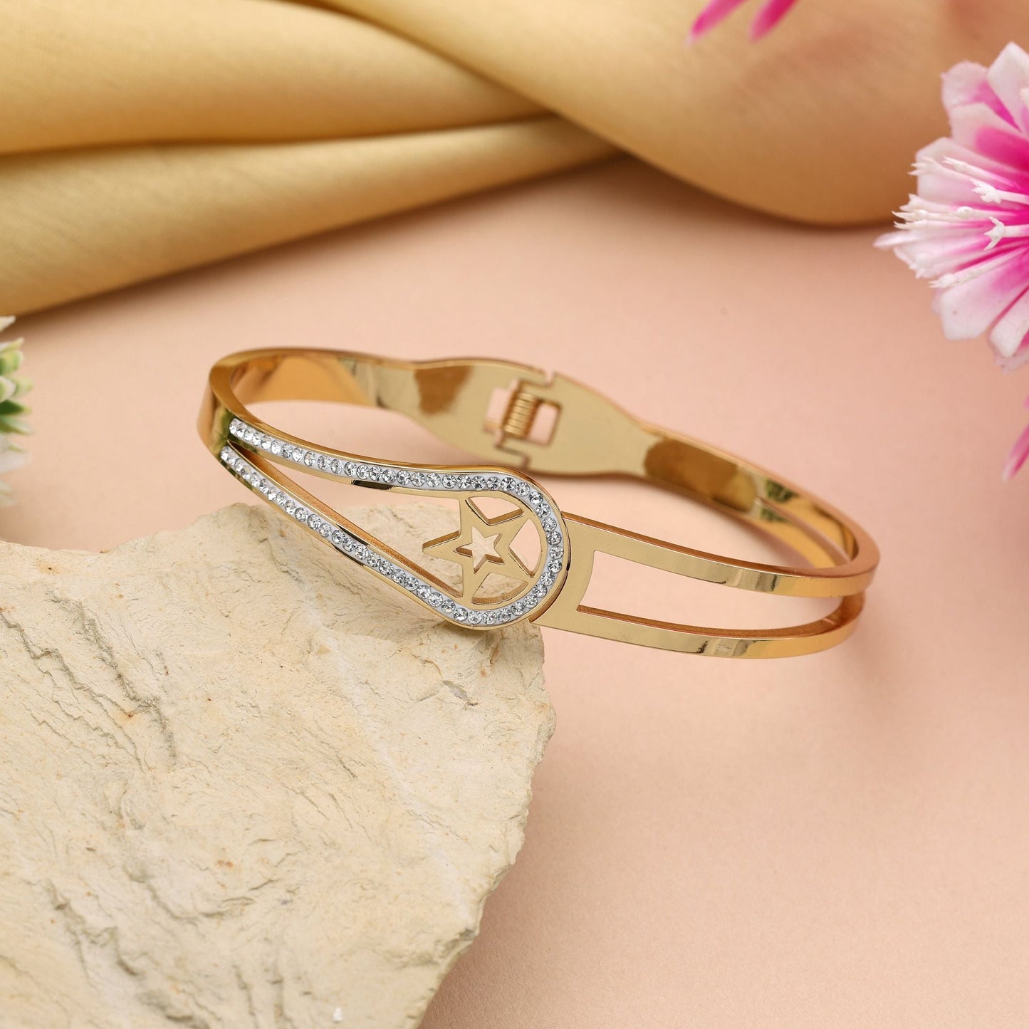 Hochwertiges, goldfarbenes, zu öffnendes amerikanisches Diamantarmband mit stilvollem Touch für Partymode