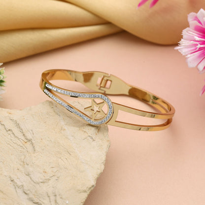 Hochwertiges, goldfarbenes, zu öffnendes amerikanisches Diamantarmband mit stilvollem Touch für Partymode