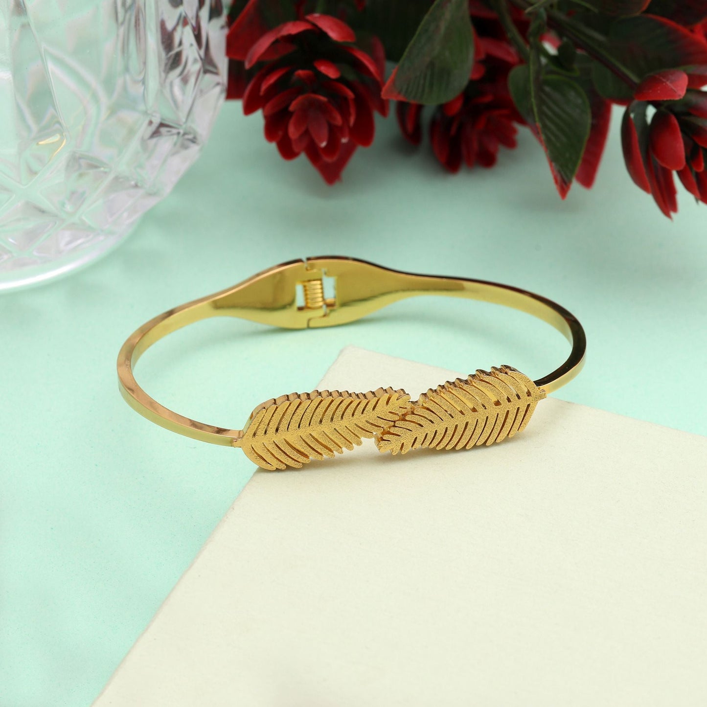 Elegantes, goldfarbenes, zu öffnendes Armband mit Anlaufschutz und modernem Design für festliche Anlässe